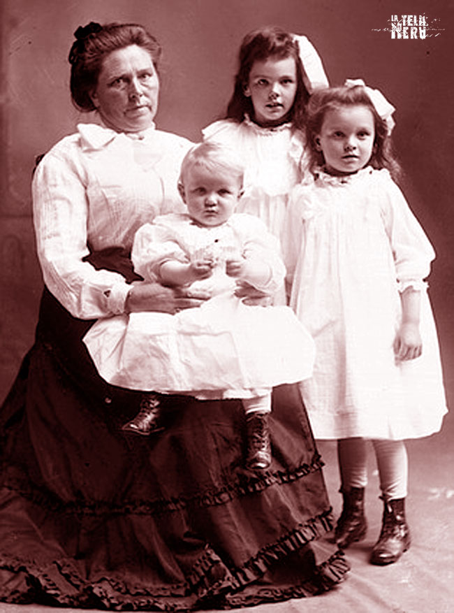 Belle Gunness, madre e assassina, con le figlie