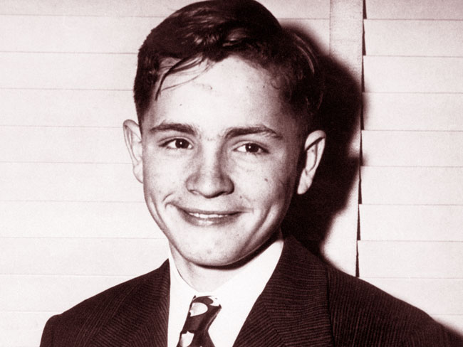 Una foto di un sorridente Charles Manson da ragazzo